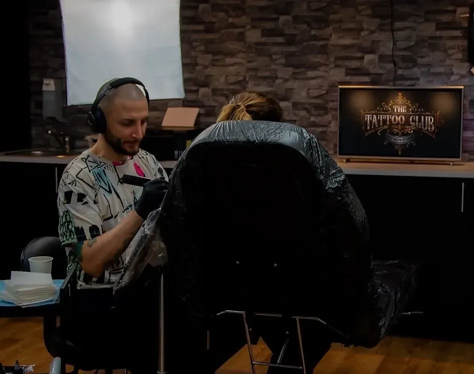 Artiest aan het werk in de studio