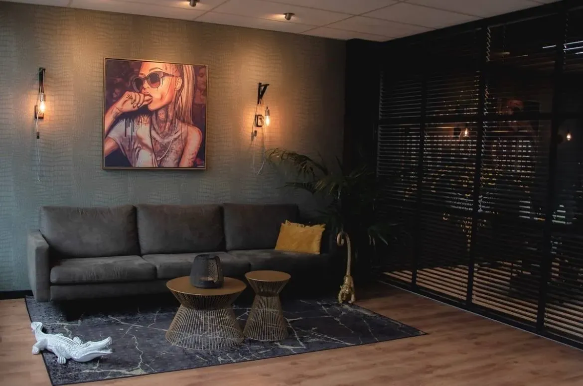 Lounge van de studio met leren bank
