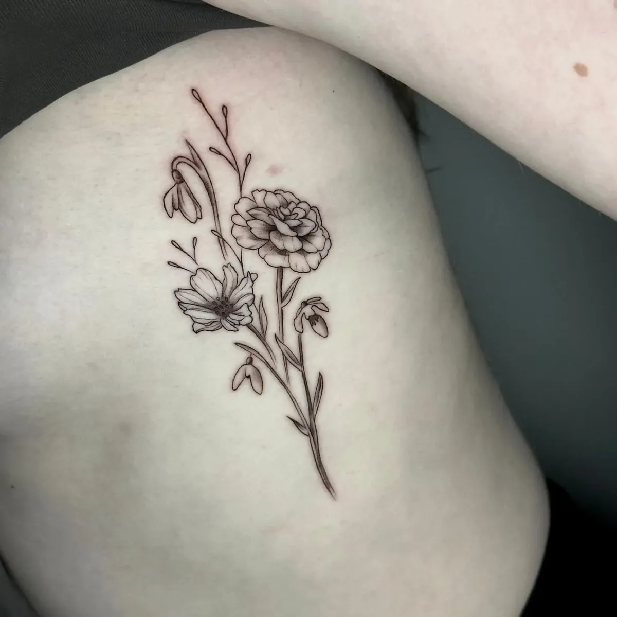 Botanische fineline-tattoo met bloemen