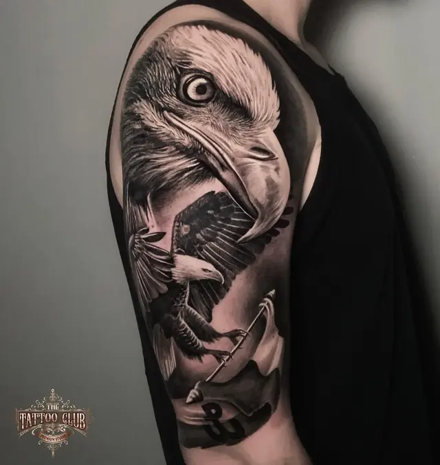 Adelaar in black & grey op de schouder