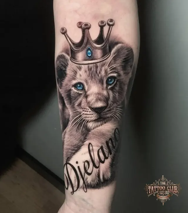 Leeuwenwelp met kroon en blauwe ogen
