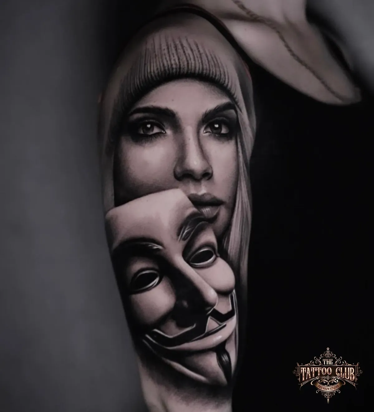 Vrouw met masker, portret in black & grey op de onderarm